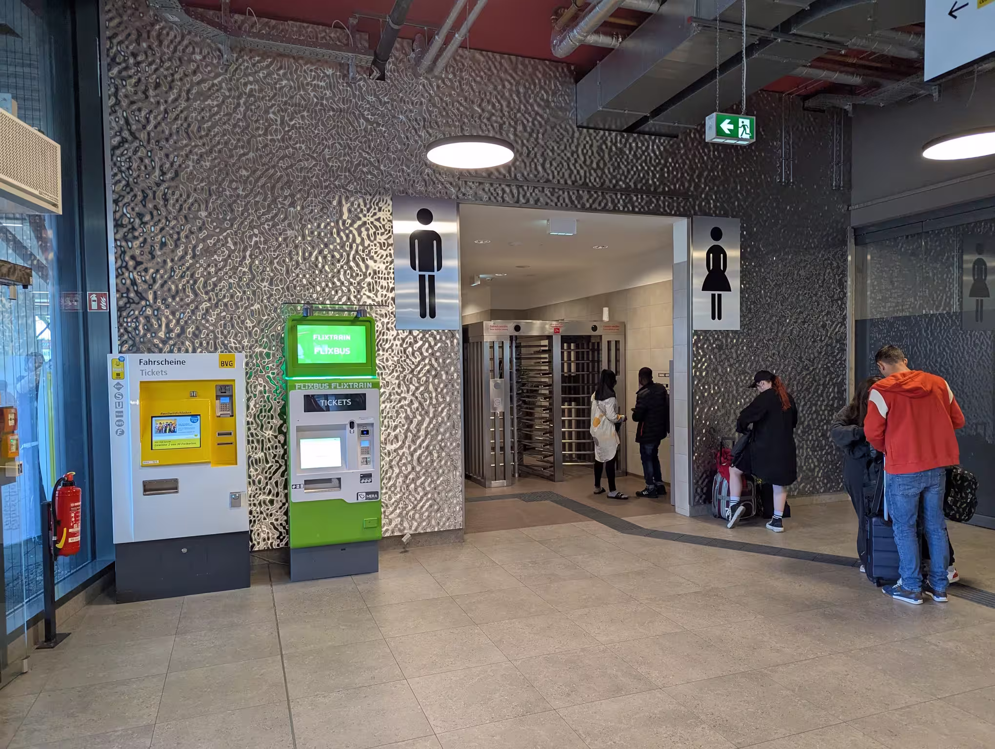 Der Eingang zu den Toiletten. Männer links, Frauen rechts