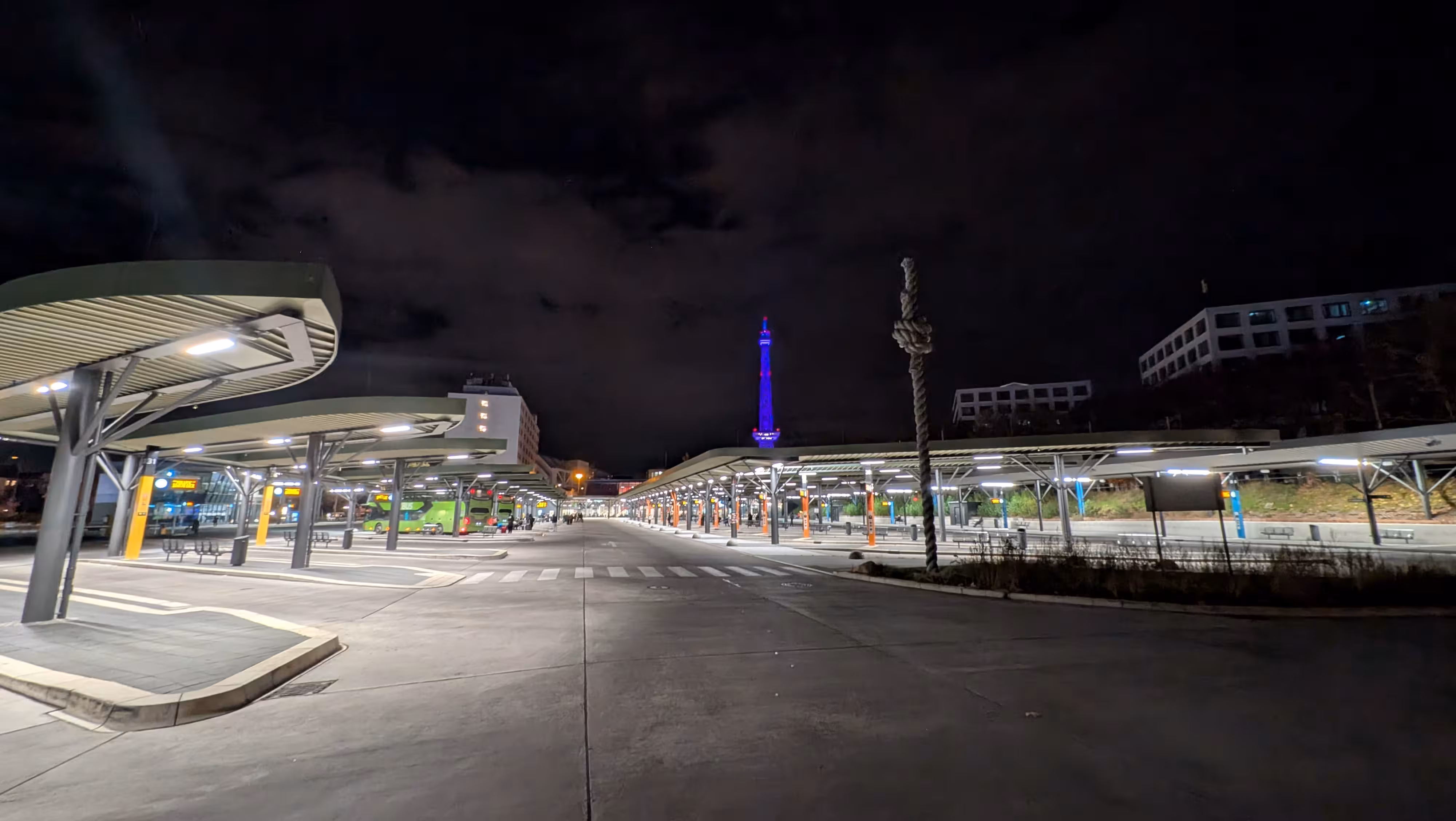 Ein Bild der ZOB Haltestellen bei Nacht