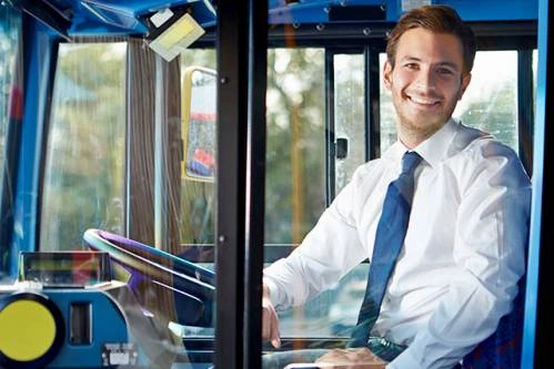 Ein verdächtig glücklicher Busfahrer