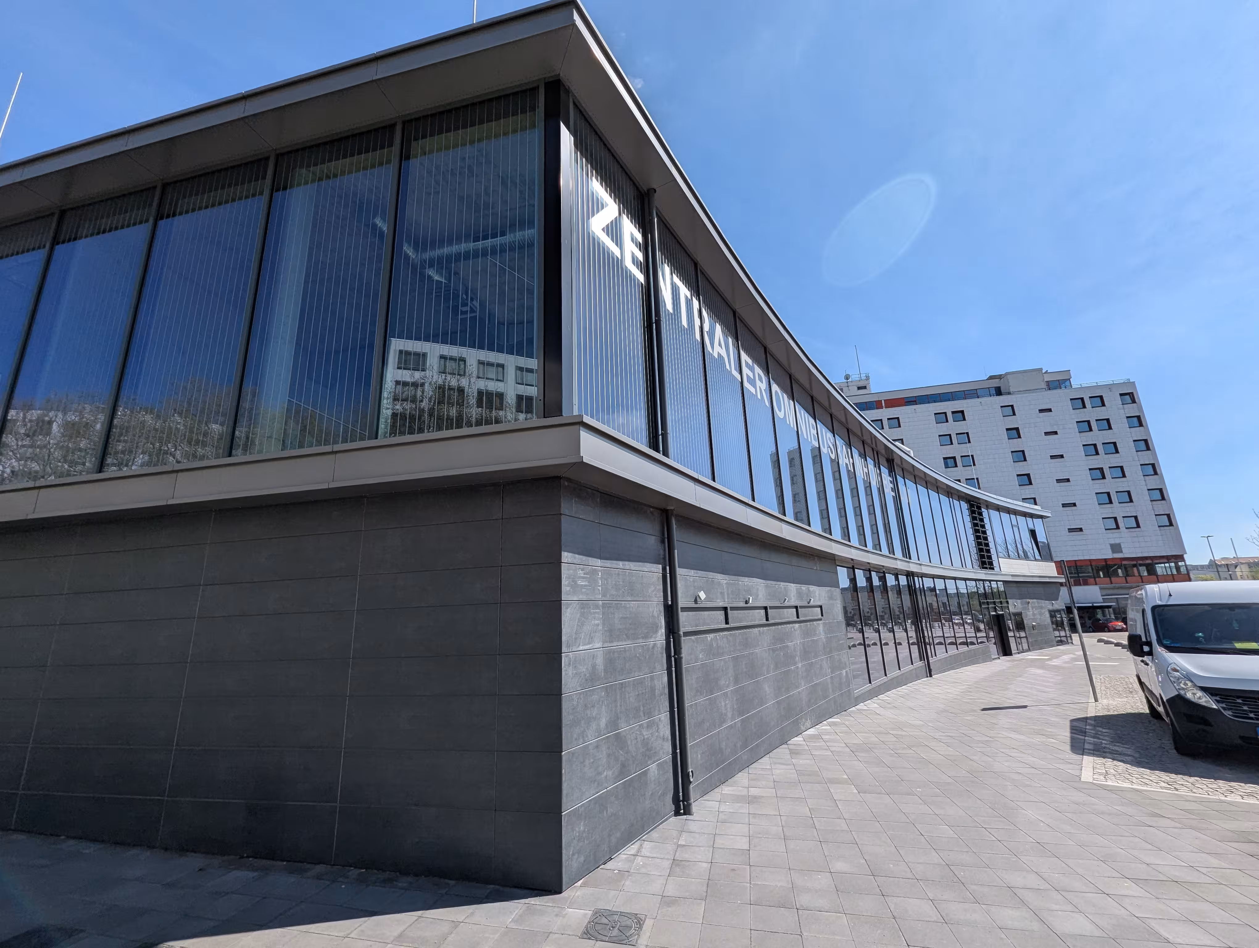 eine Außenaufnahme der Wartehalle